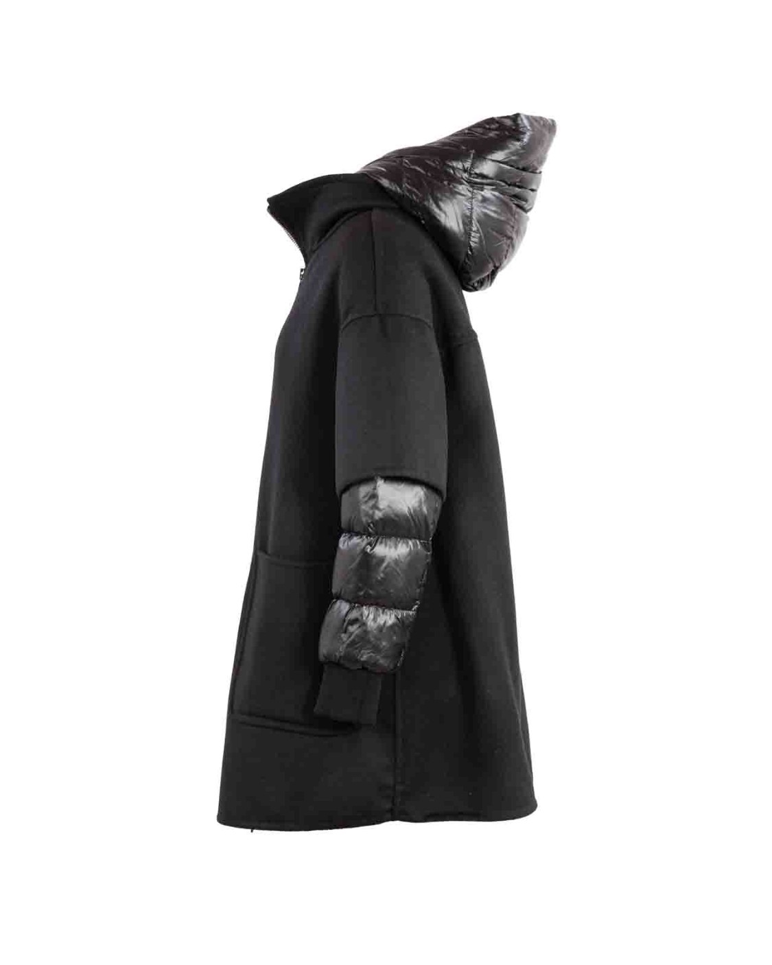 shop MOORER  Giaccone: MooRER cappa "Fabula", in panno di cachemire double, con piumino staccabile che permette di soddisfare un triplice utilizzo.
Chiusura con zip a doppio cursore.
Tasche a toppa.
Al suo interno il pratico piumino in finissima piuma d’oca trapuntato a boudin realizzato in tessuto tecnico down proof.
Cappuccio con bordo staccable in vera pelliccia.
Tasche invisibili.
Polsini in maglia.
Composizione: 99% cachemire,1% seta.
Lavare delicatamente a secco con tetracloroetilene.
Made in Italy.. FABULA 100755-U0001 number 8598581
